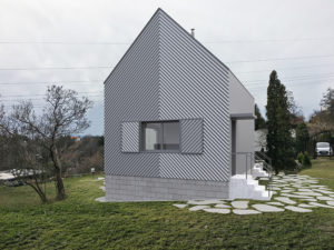 Minimalistická architektura severní strany objektu se vstupem.